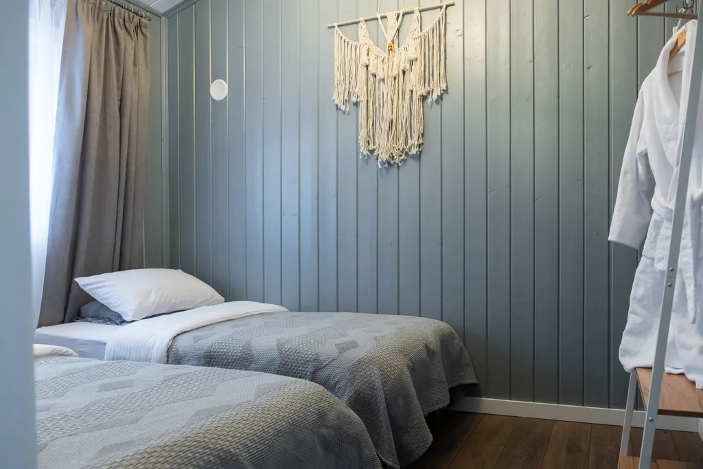 Дом на берегу лесного озера