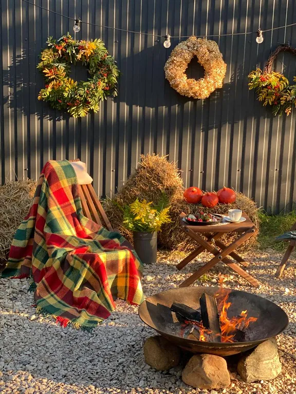 Скандинавский дом с ванной внутри и видом на лес