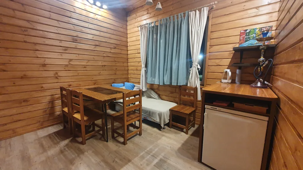 Уютный дом в лесу рядом с речкой