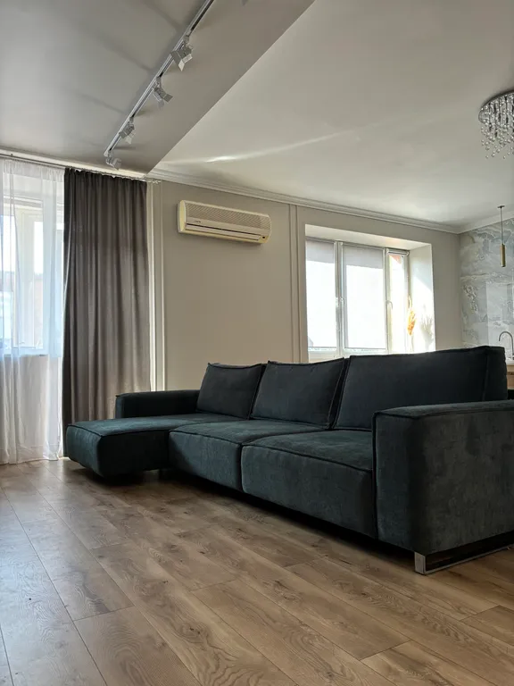 Огромная квартира на набережной