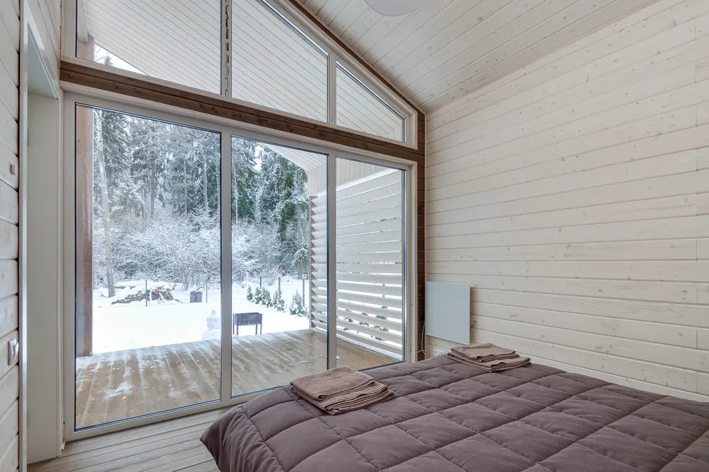 Уютный дом с панорамными окнами и видом на лес