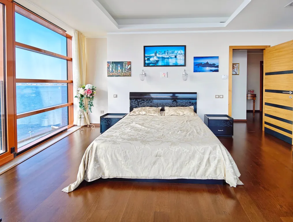 Шикарная видовая квартира в Золотой Бухте