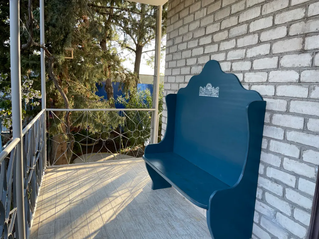 Дом и море через дорогу