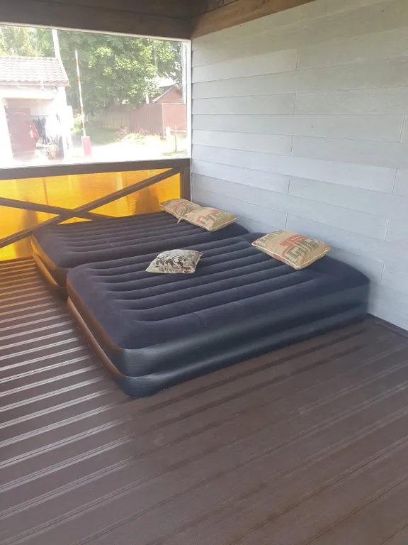 Дом с террасой на берегу реки Кобонка