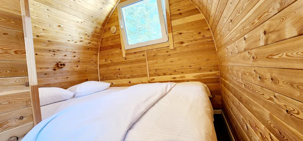 Уютный кемпинг с видом на лес