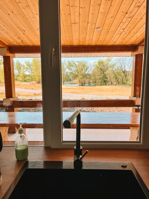 Охотничий домик у пруда