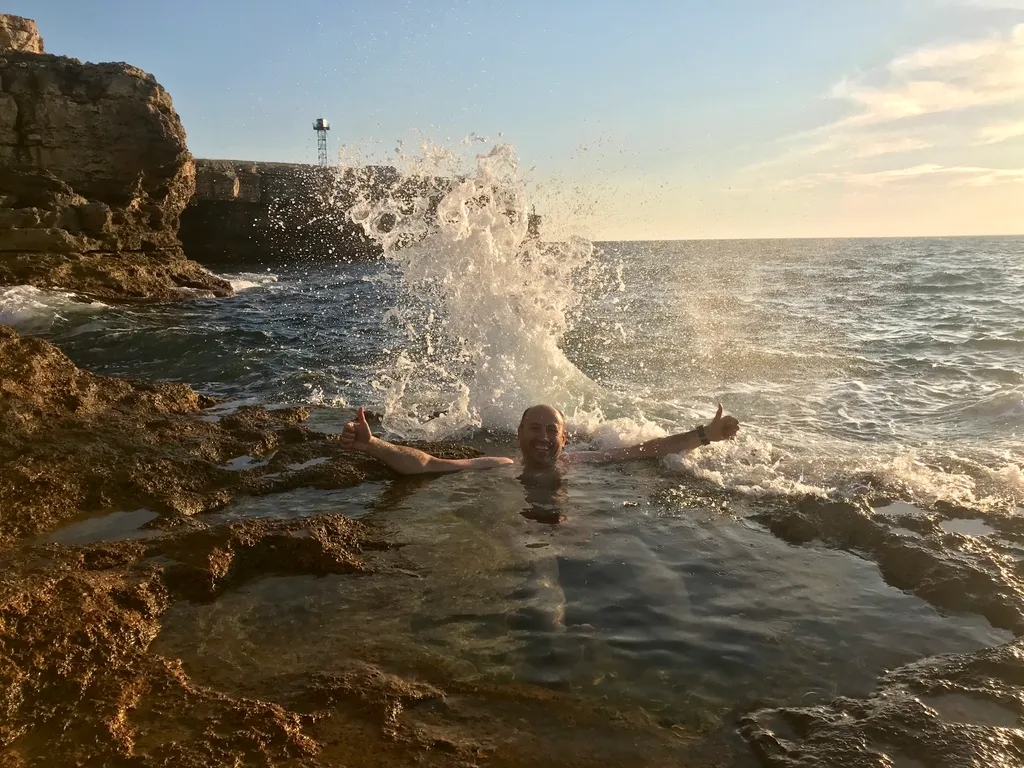 Трехместный номер, с двуспальной кроватью и односпальной, вид во двор