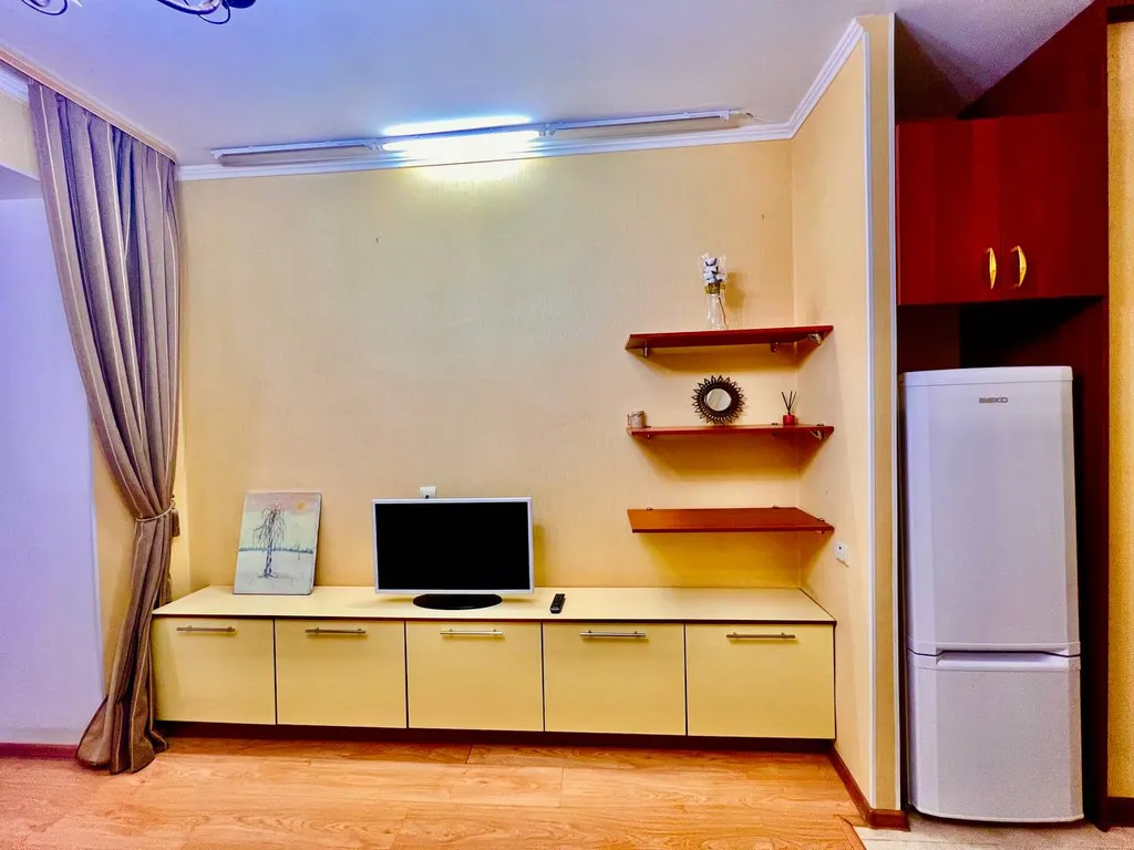 Квартира Уютная светлая студия в центре, ТЦ Вояж, парковка, кафе, аквапарк источник — Тюмень