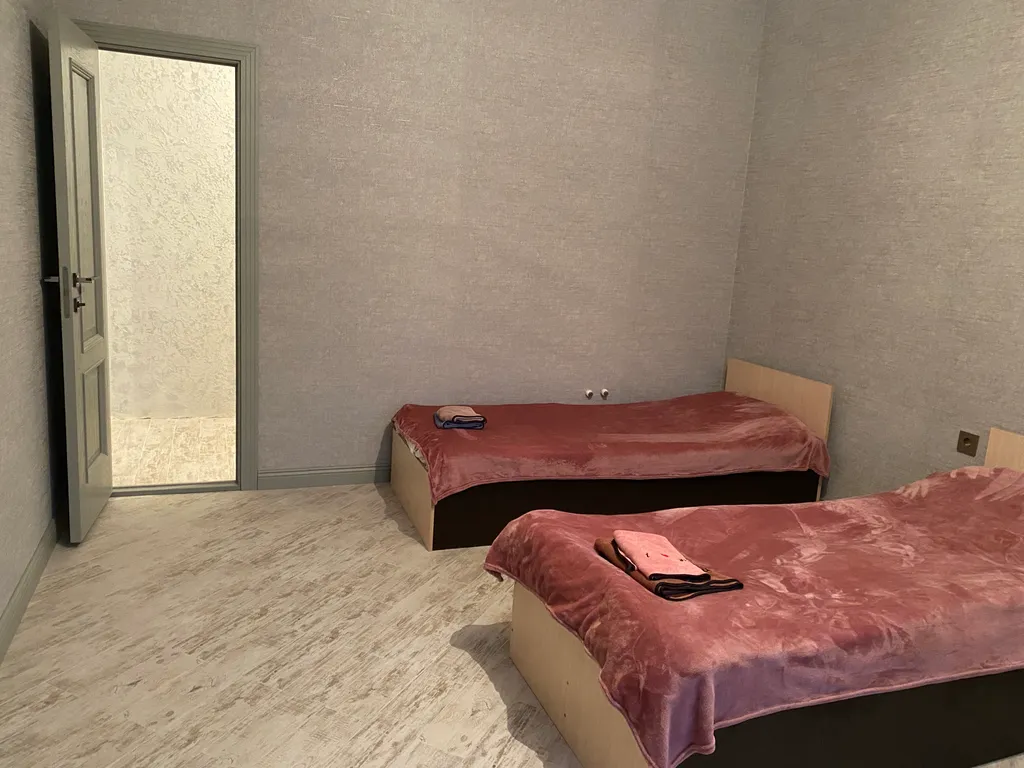 Дом Золотая рыбка с видом на горы и рядом с озером