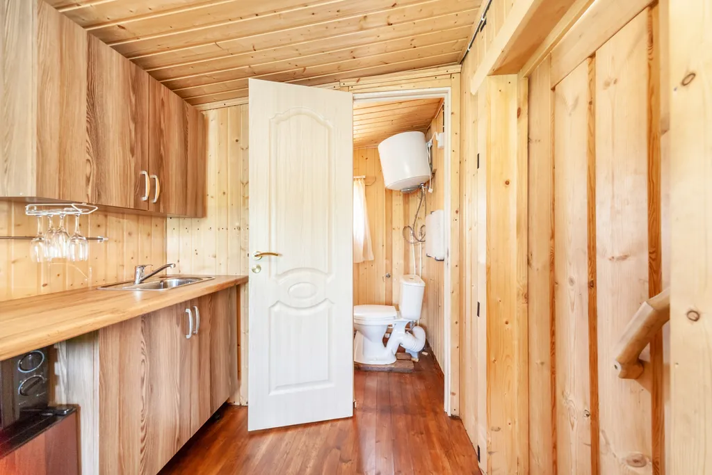 Домик с панорамным окном на берегу озера