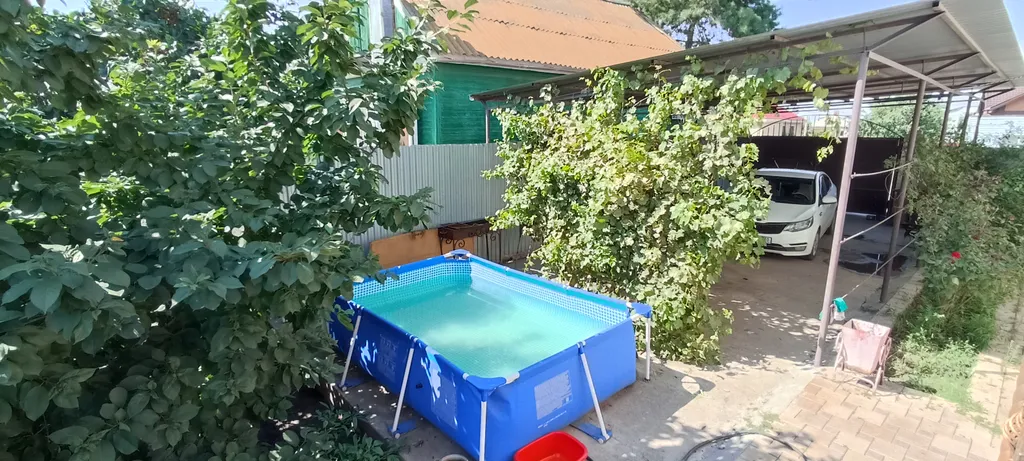 Дом с навесом и парковкой