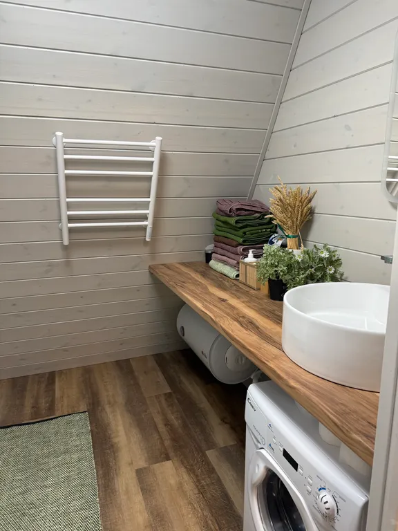 Деревянный дом шале на берегу озера и выходом на реку Кубань