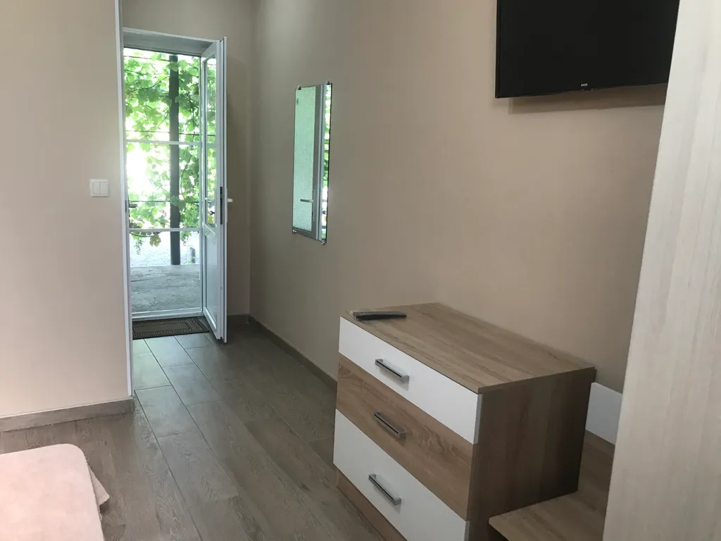 Индивидуальный номер на земле в уютном дворике