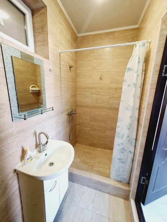 Гостевой дом "Зарафшан" расположен в 300 метрах от песчаного пляжа