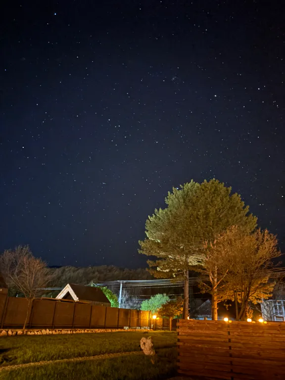 Дом афрейм с видом на горы и пруд