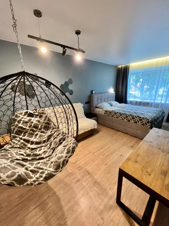 Квартира в стиле лофт в центре с качелью