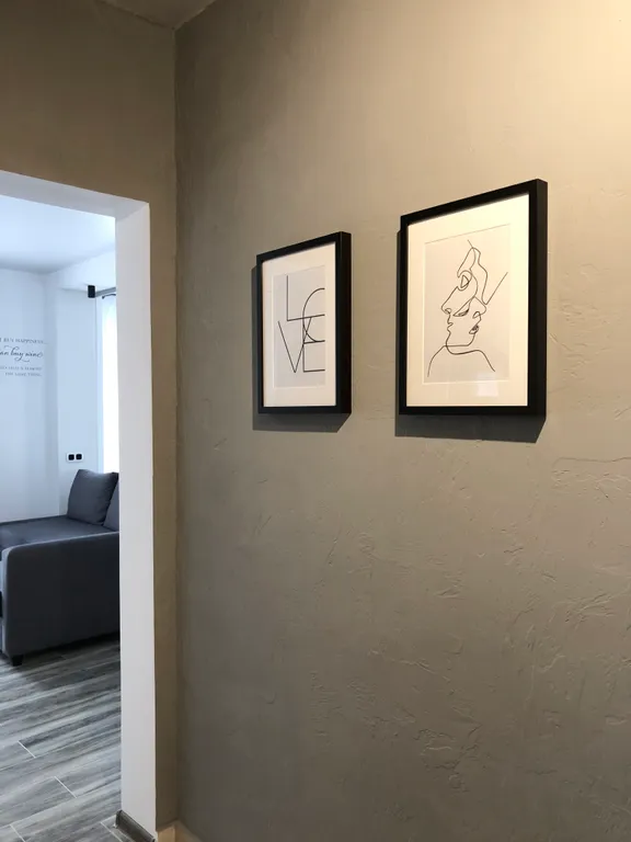 Стильная студия у моря с камином