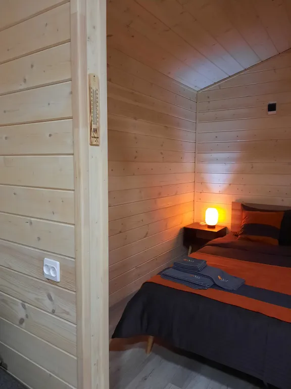 Уютный четырехместный Домик де-люкс с двухспальной кроватью