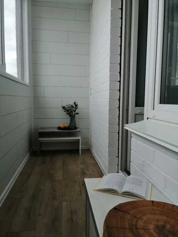 Чистaя cветлая пpоcторная студия cо свежим pемонтом