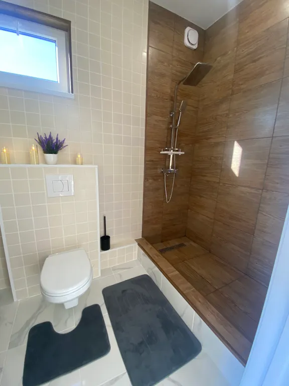 Загородный дом в черте города с озером