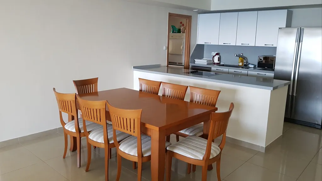 Четырехкомнатная квартира на берегу моря