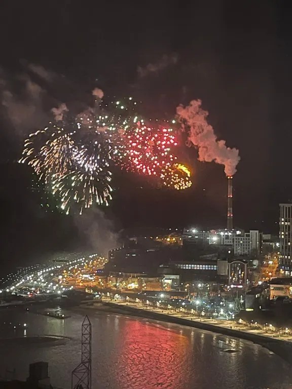 Уютная квартира в центре города» с балконом и видом на золотой Мост