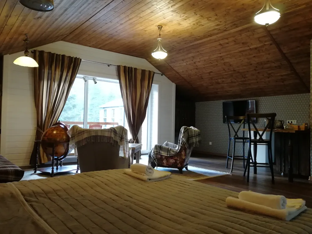 Уютная студия люкс с панорамными окнами с видом на горы