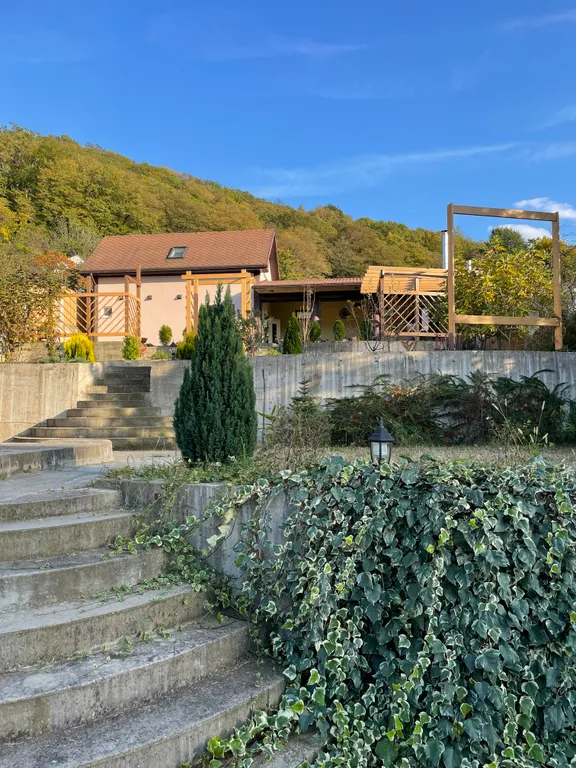 Дом у моря с видом на горы