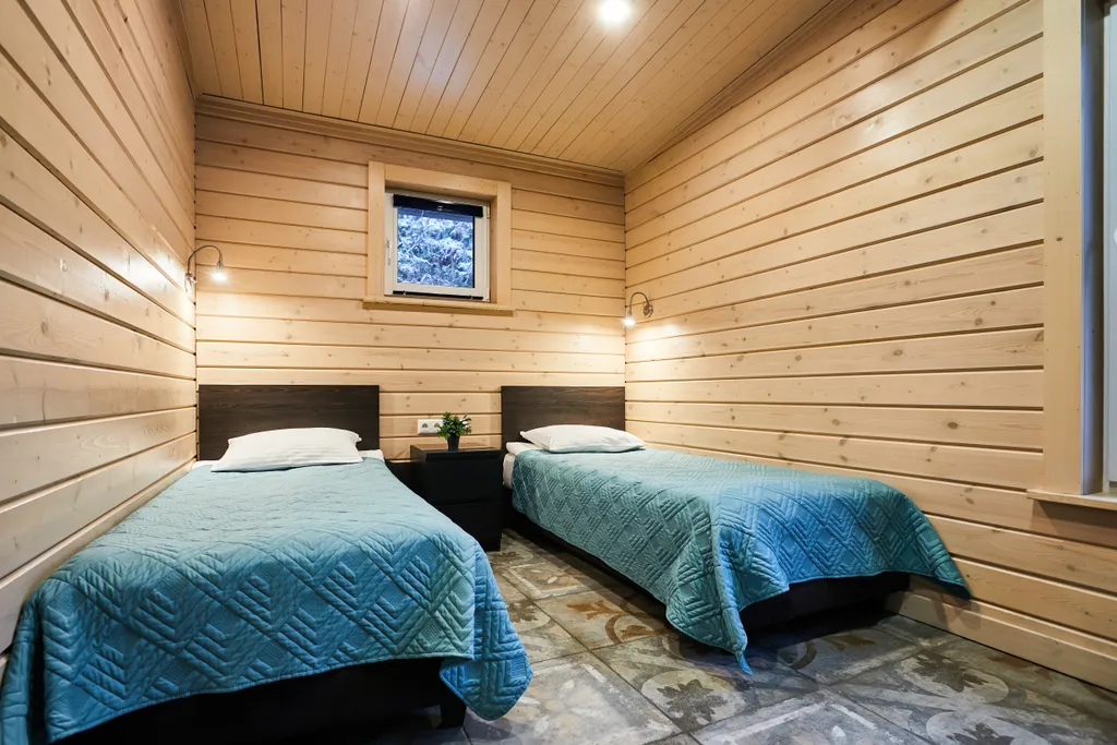 Просторный коттедж с 4 спальнями, камином и террасой