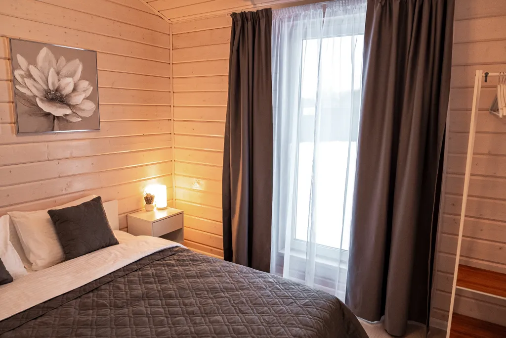 Новый стильный барнхаус с видом на лес