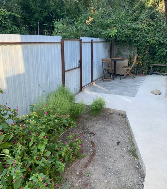 Дом со своим двором и парковкой