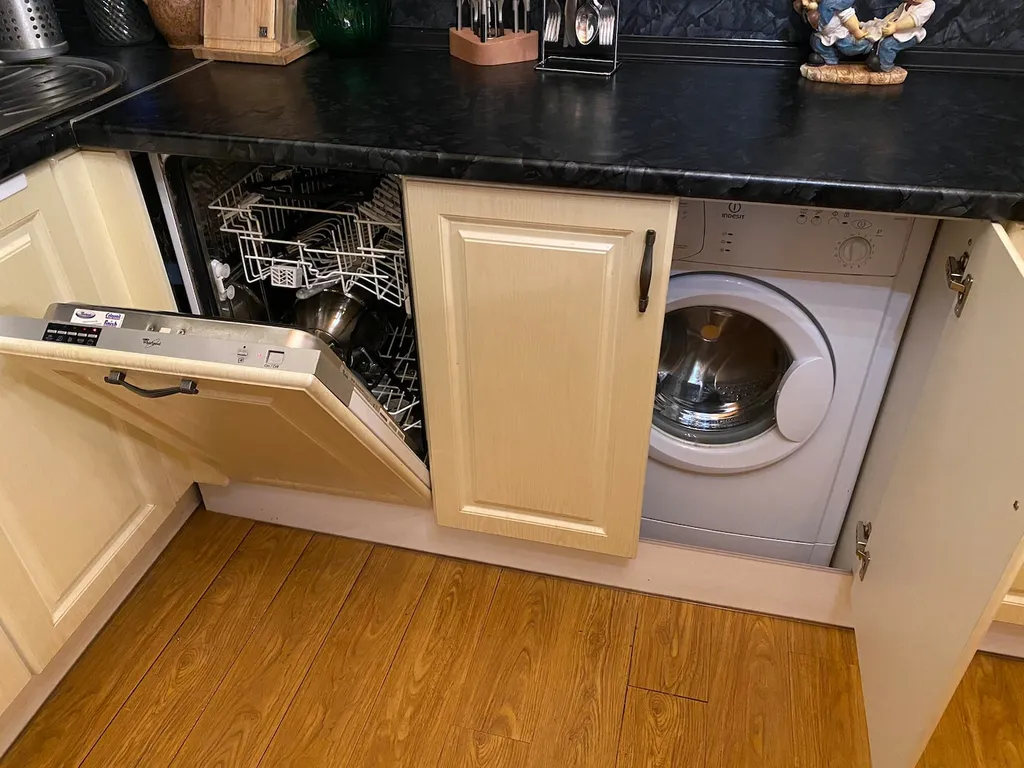 Русская усадьба, бревенчатый 2-х этажный дом с баней