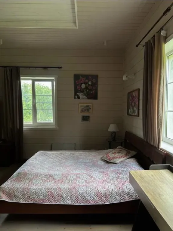 Усадебный дом с видом на реку, берег с мостками и рыбной ловлей