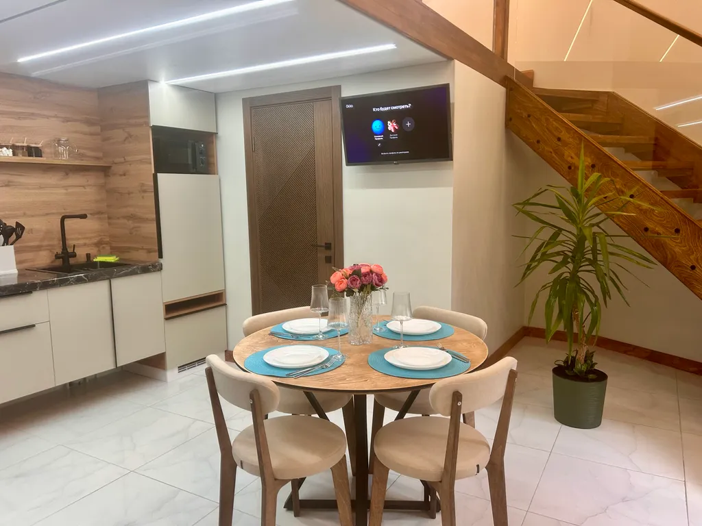 Двухуровневую квартира с авторским ремонтом в самом центре курорта