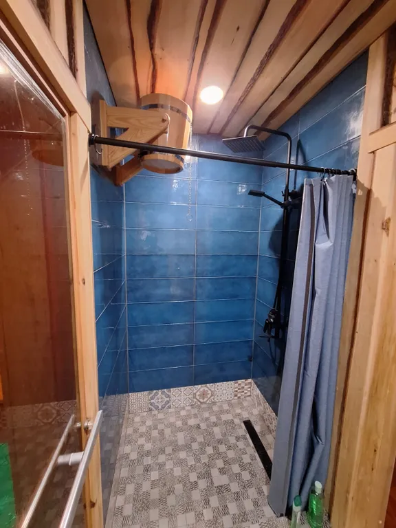 Барнхаус в лесу с голубой гостиной