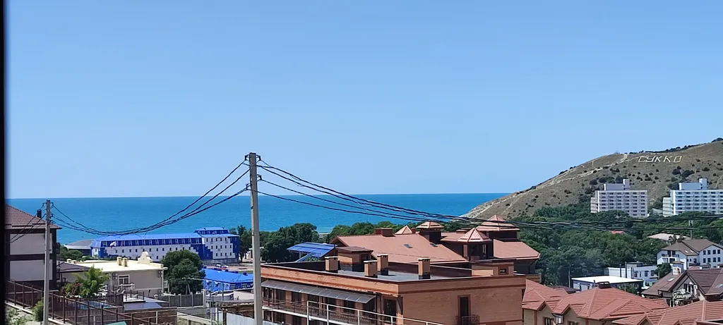 Уютная комната с видом на море