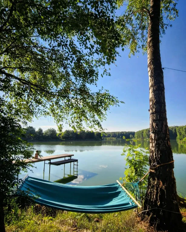 Домик-шалаш с видом на озеро