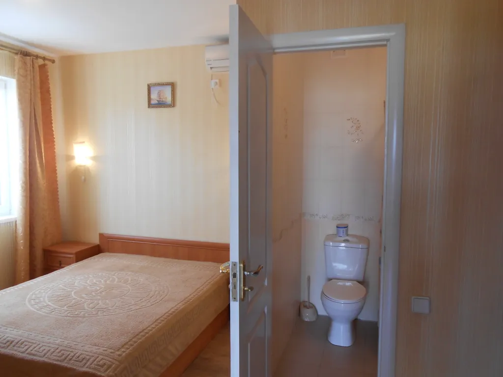 Семейный 2-х комнатный номер с кухней в доме с бассейном