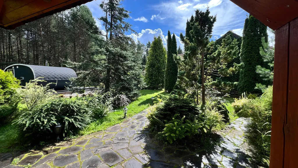 Уединённый хутор в лесу у реки с баней и камином