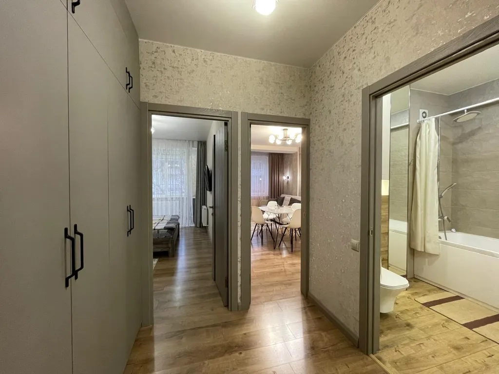 Красивая у парка и Озера