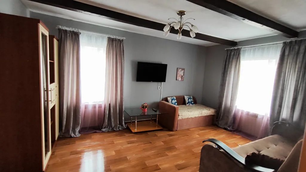 Уютный дом на берегу реки Великой