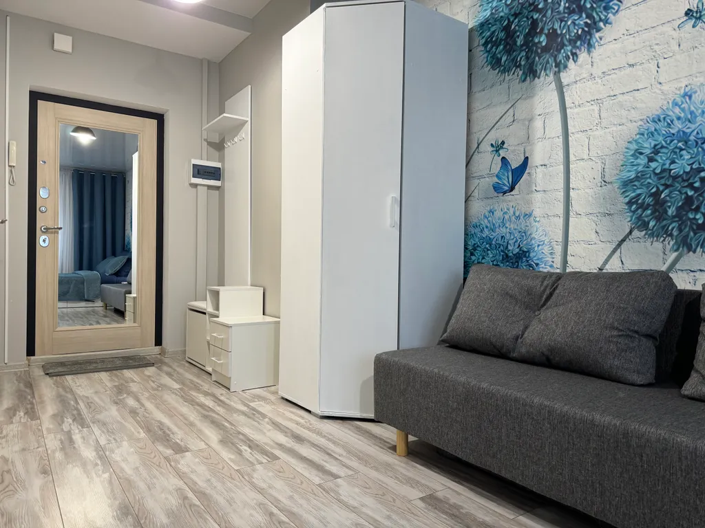 Уютная квартира-студия с большой кроватью и диваном