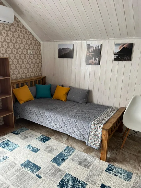 Уютная комната в доме с ванной комнатой