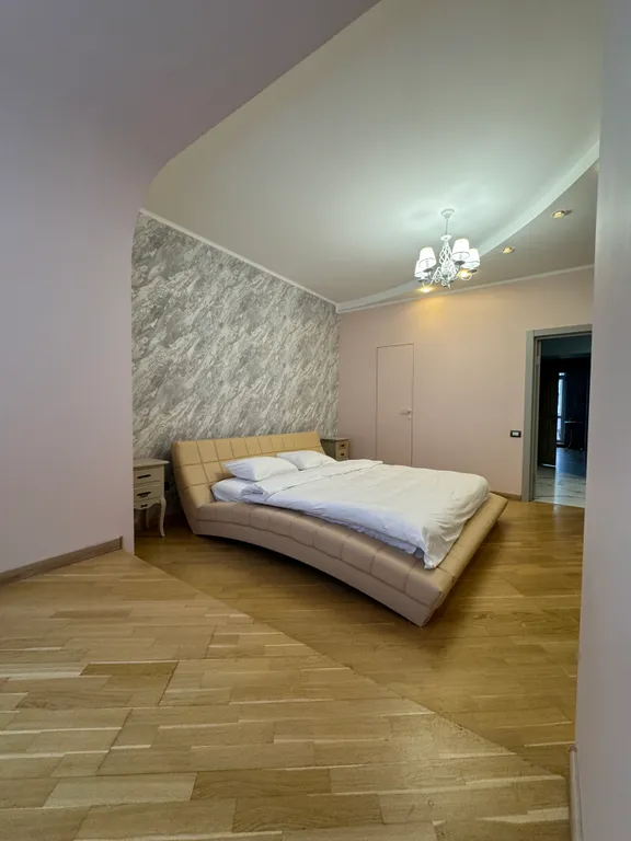 Огромная квартира на набережной