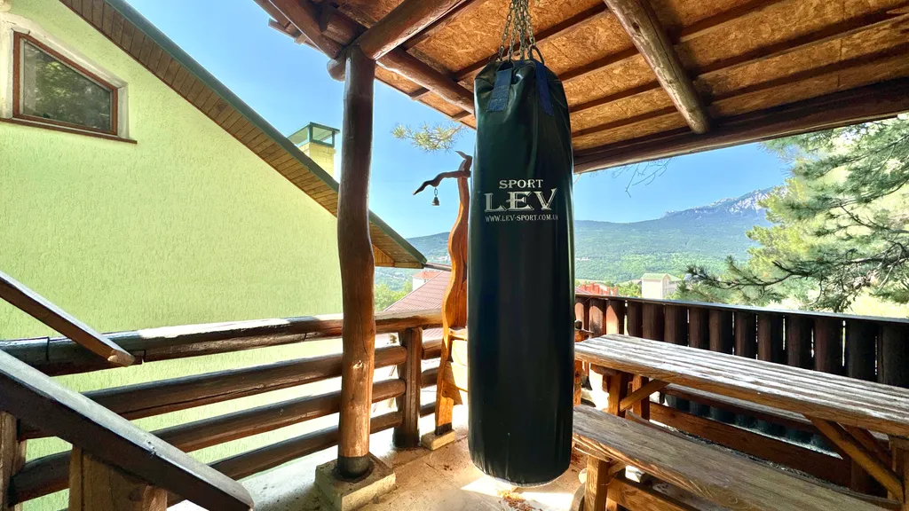 Дом с бассейном в Аутке