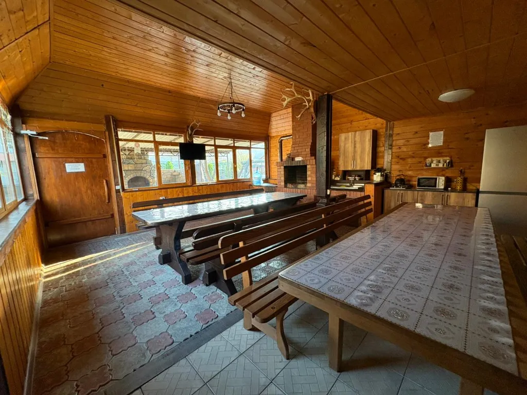 Домик у реки Дах с видом на горы