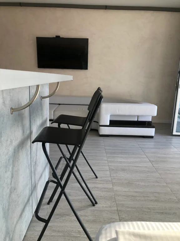 Яркая студия на берегу моря