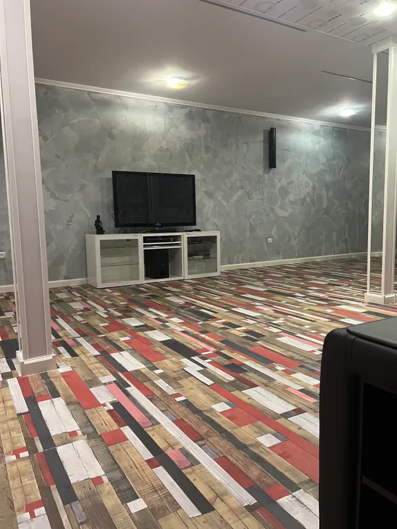 Дом с бассейном и бильярдом