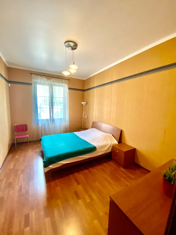 Вилла с квадратным бассейном