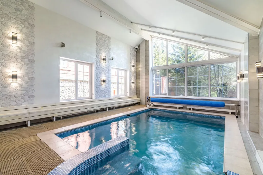 Замок на берегу каскада озер в Новой Москве